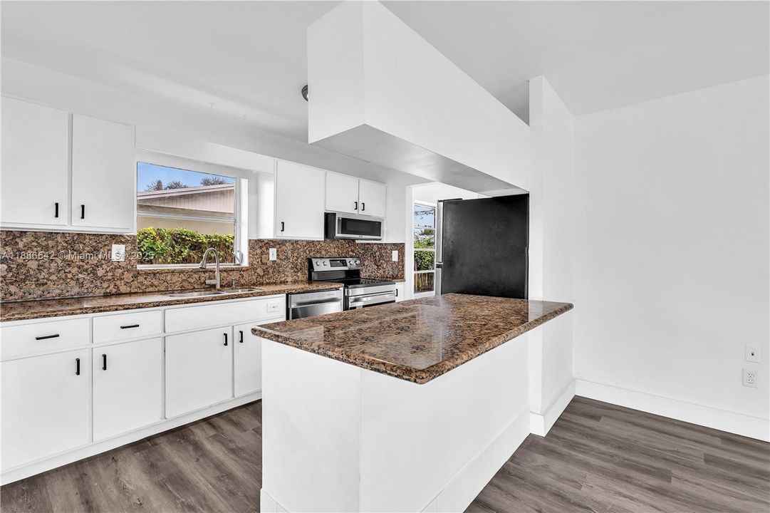 合同活跃: $615,000 (4 贝兹, 2 浴室, 1974 平方英尺)