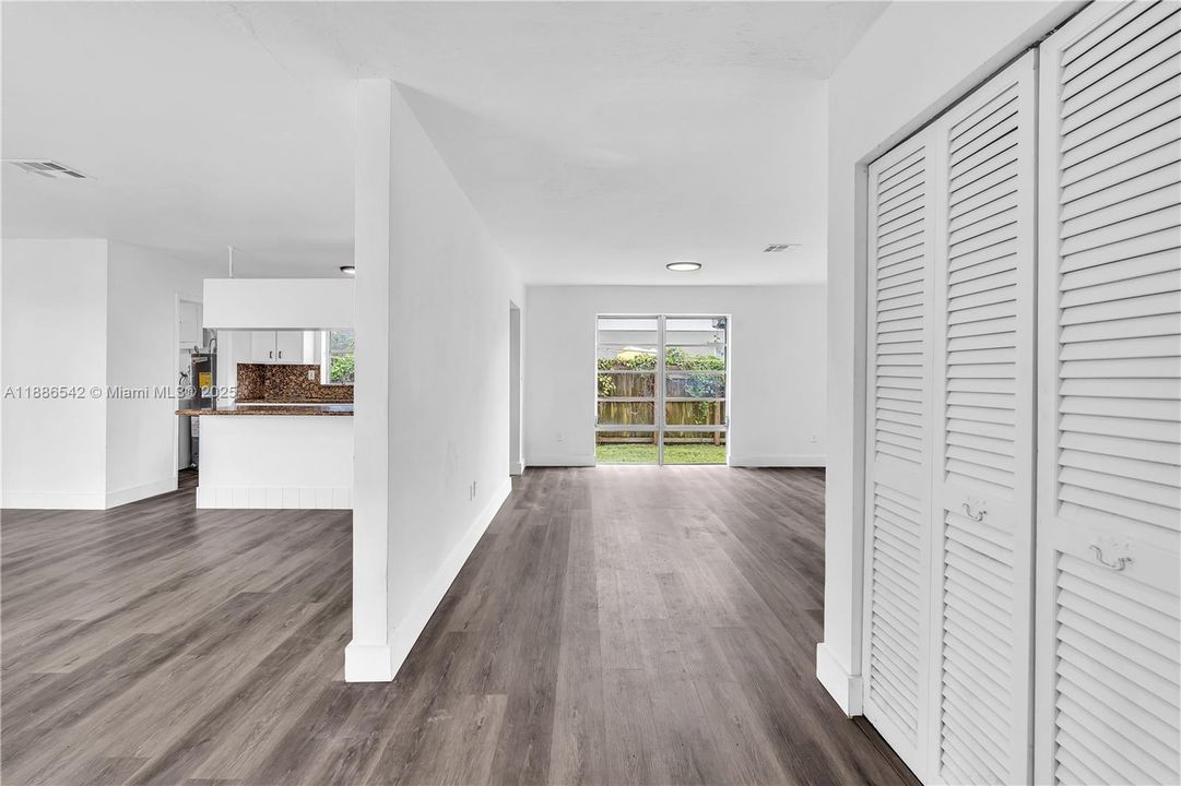 合同活跃: $615,000 (4 贝兹, 2 浴室, 1974 平方英尺)