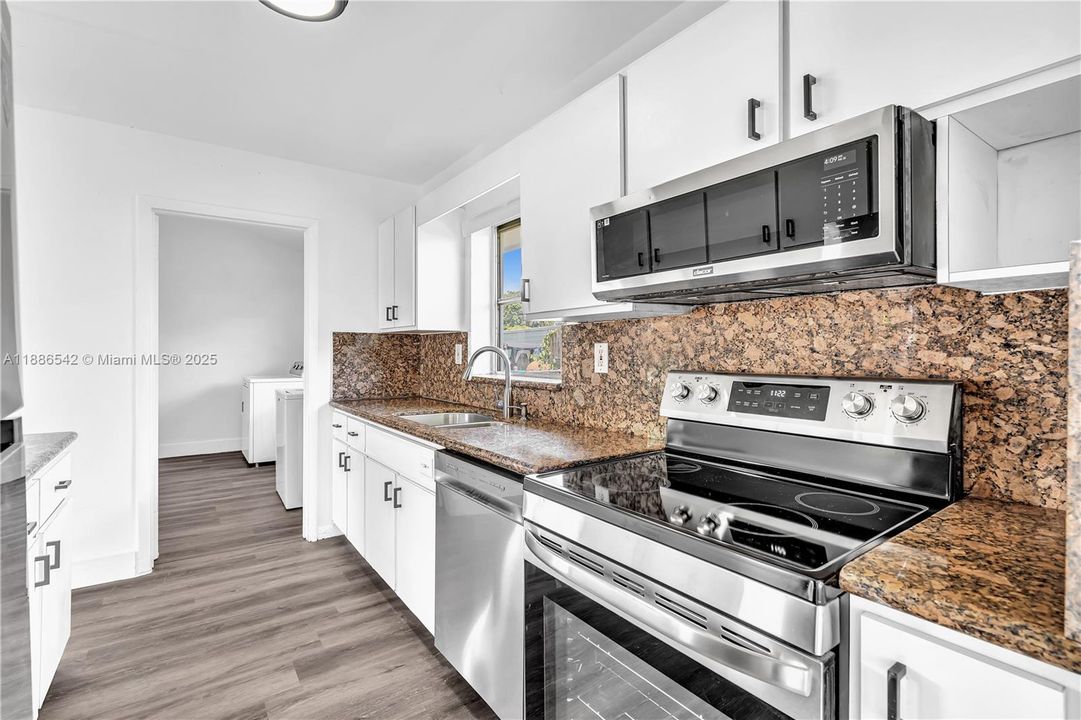 合同活跃: $615,000 (4 贝兹, 2 浴室, 1974 平方英尺)