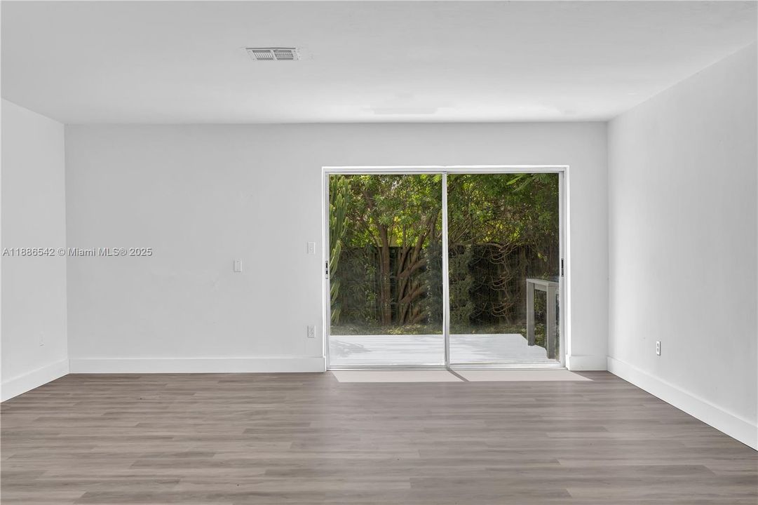 合同活跃: $615,000 (4 贝兹, 2 浴室, 1974 平方英尺)