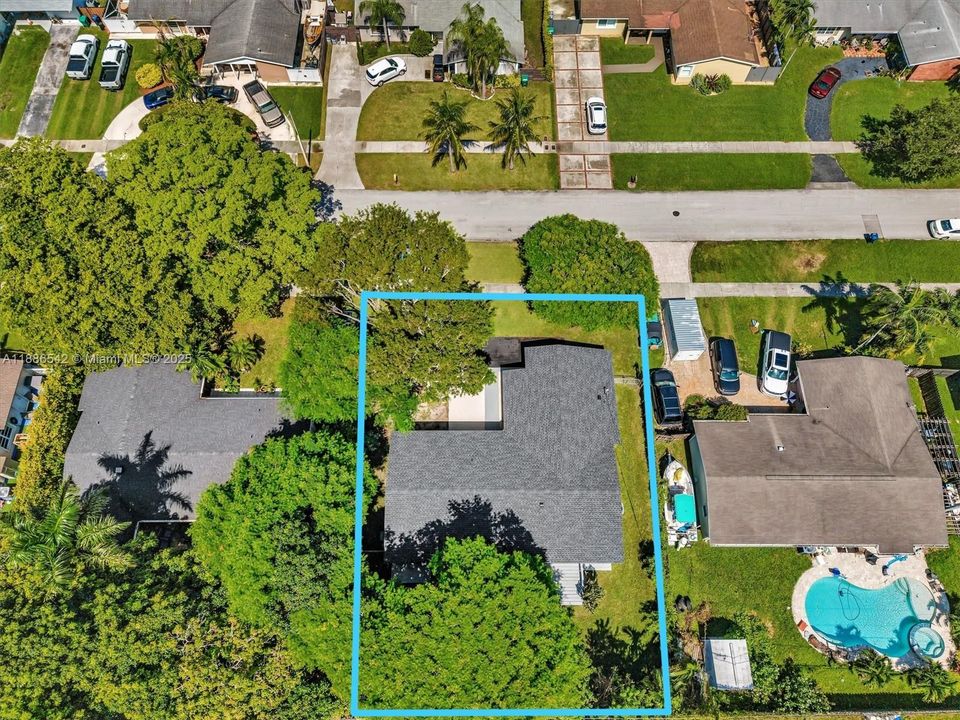 合同活跃: $615,000 (4 贝兹, 2 浴室, 1974 平方英尺)