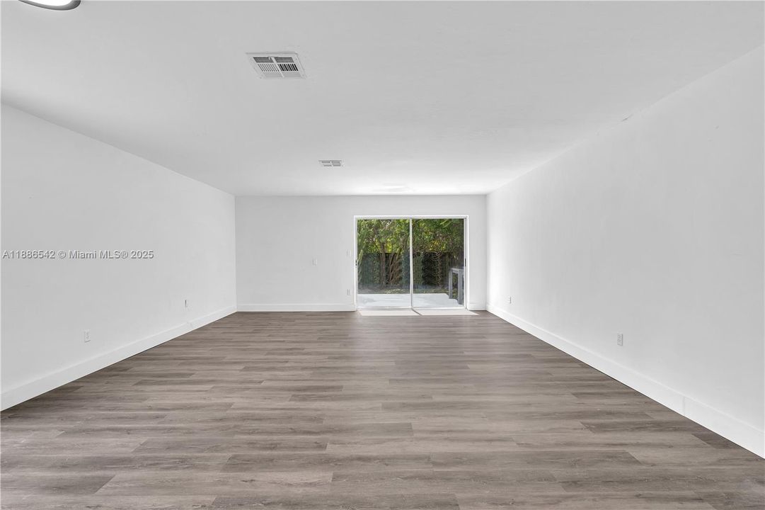 合同活跃: $615,000 (4 贝兹, 2 浴室, 1974 平方英尺)