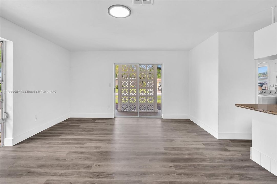 合同活跃: $615,000 (4 贝兹, 2 浴室, 1974 平方英尺)