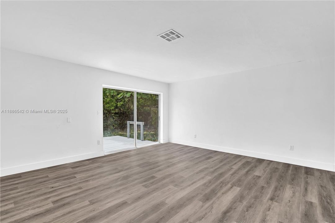 合同活跃: $615,000 (4 贝兹, 2 浴室, 1974 平方英尺)