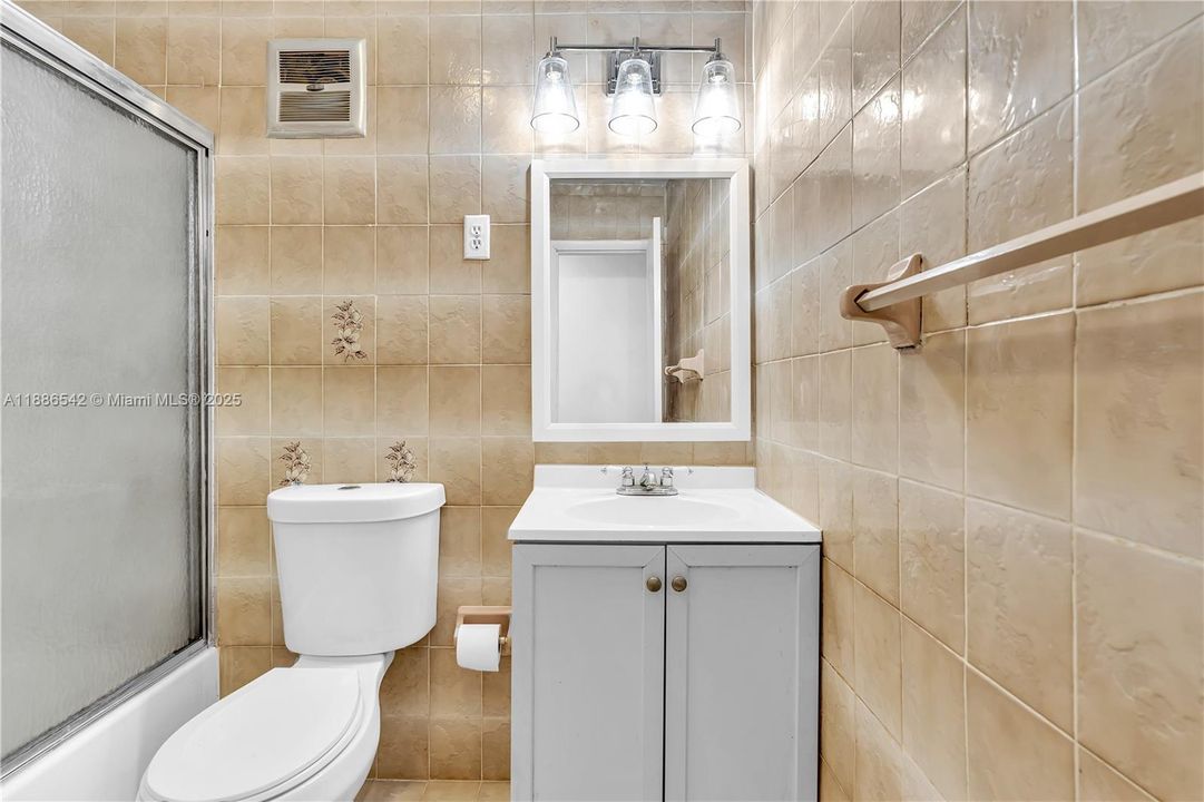 合同活跃: $615,000 (4 贝兹, 2 浴室, 1974 平方英尺)