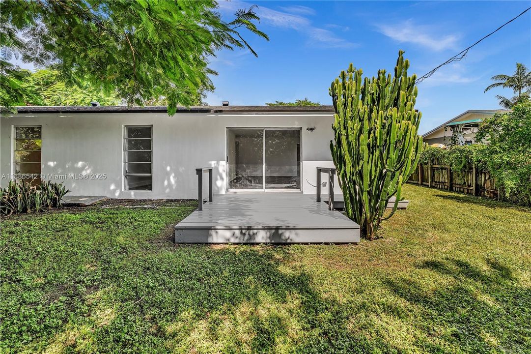 合同活跃: $615,000 (4 贝兹, 2 浴室, 1974 平方英尺)