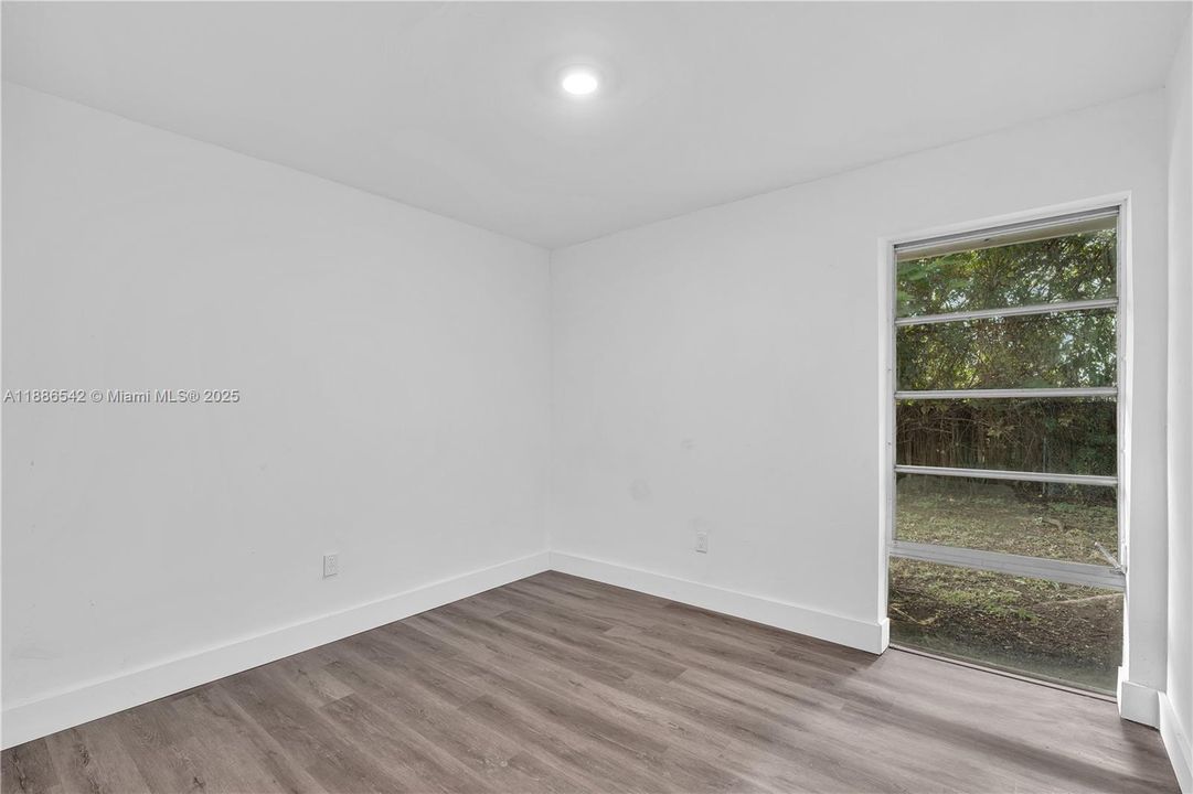 合同活跃: $615,000 (4 贝兹, 2 浴室, 1974 平方英尺)