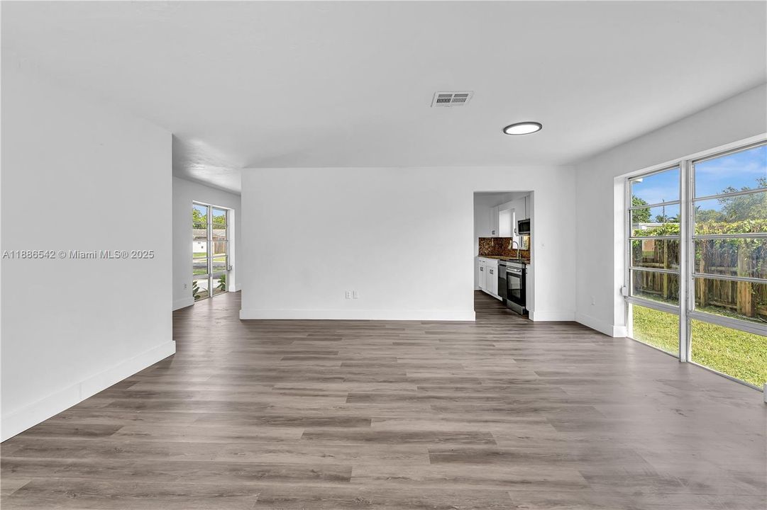 合同活跃: $615,000 (4 贝兹, 2 浴室, 1974 平方英尺)