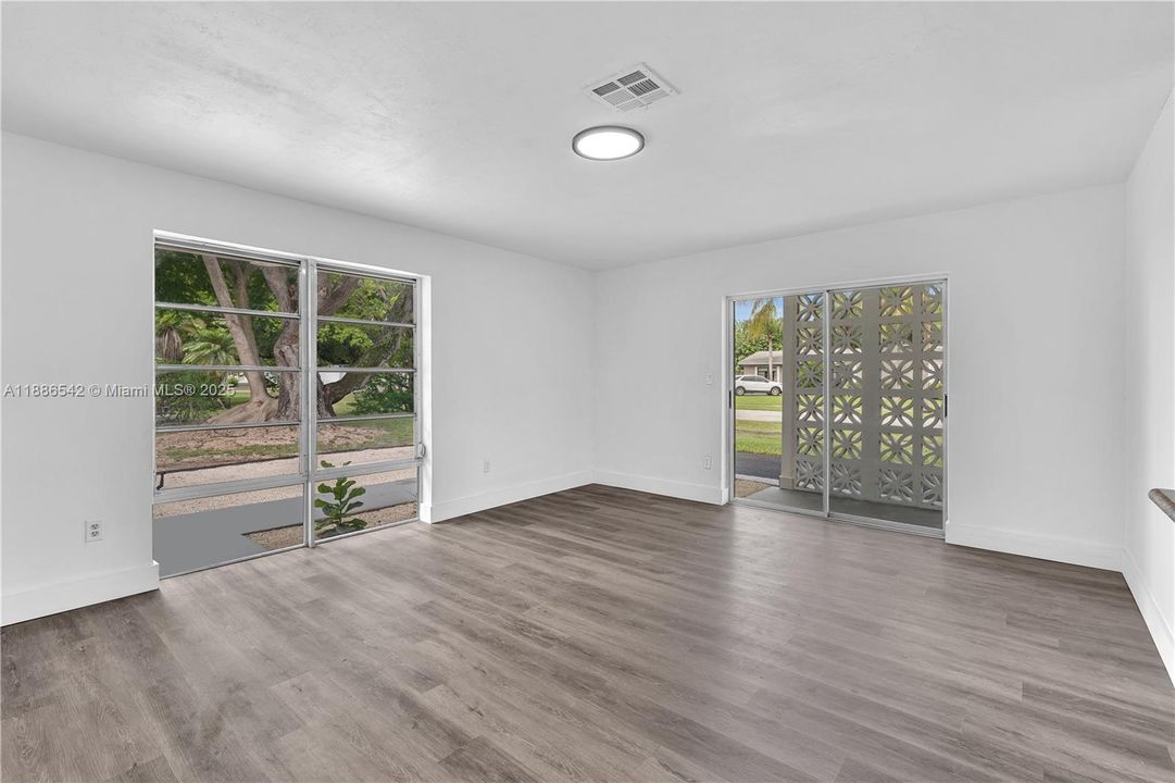 合同活跃: $615,000 (4 贝兹, 2 浴室, 1974 平方英尺)