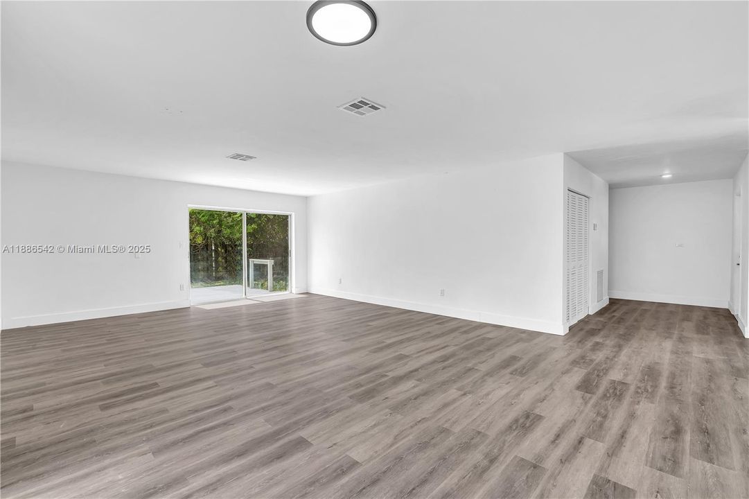 合同活跃: $615,000 (4 贝兹, 2 浴室, 1974 平方英尺)