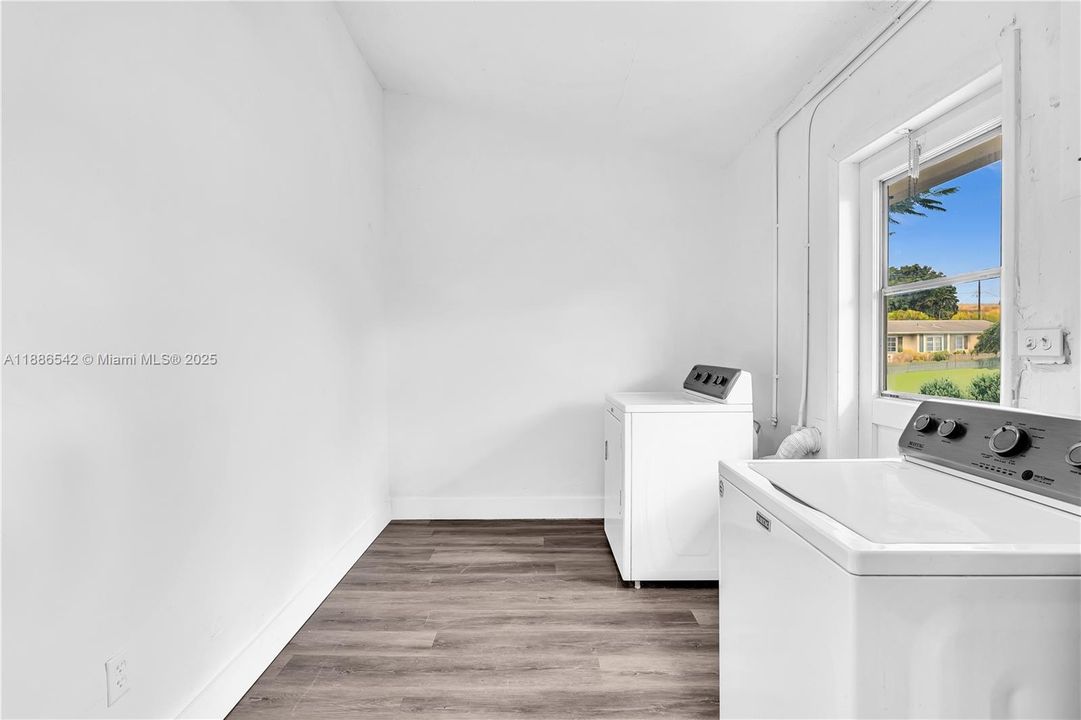 合同活跃: $615,000 (4 贝兹, 2 浴室, 1974 平方英尺)