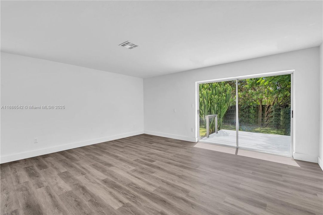 合同活跃: $615,000 (4 贝兹, 2 浴室, 1974 平方英尺)