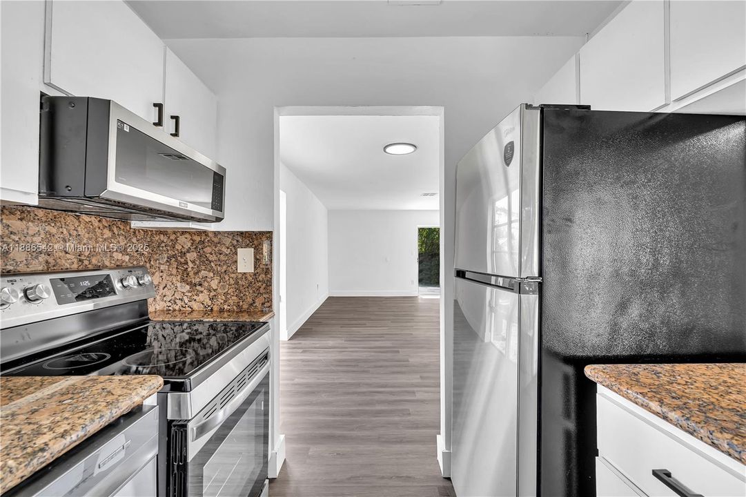 合同活跃: $615,000 (4 贝兹, 2 浴室, 1974 平方英尺)