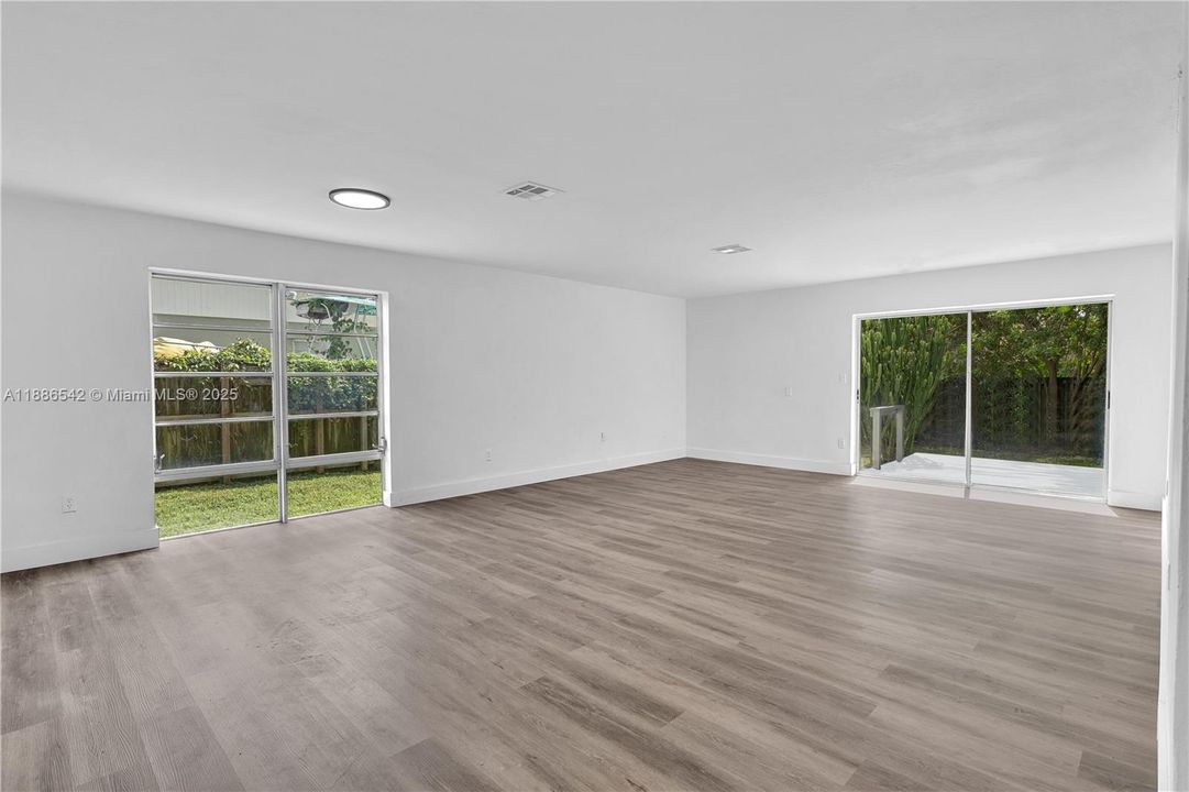 合同活跃: $615,000 (4 贝兹, 2 浴室, 1974 平方英尺)