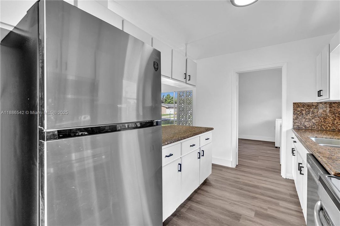 合同活跃: $615,000 (4 贝兹, 2 浴室, 1974 平方英尺)