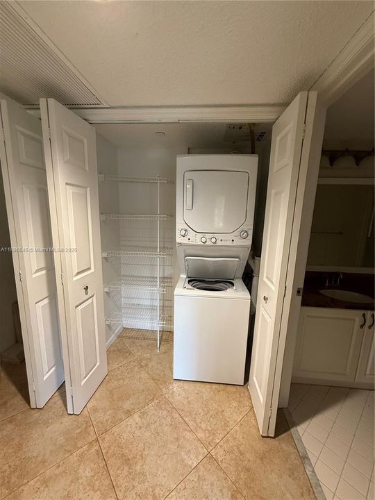 Active With Contract: $275,000 (2 beds, 2 baths, 1533 Square Feet)