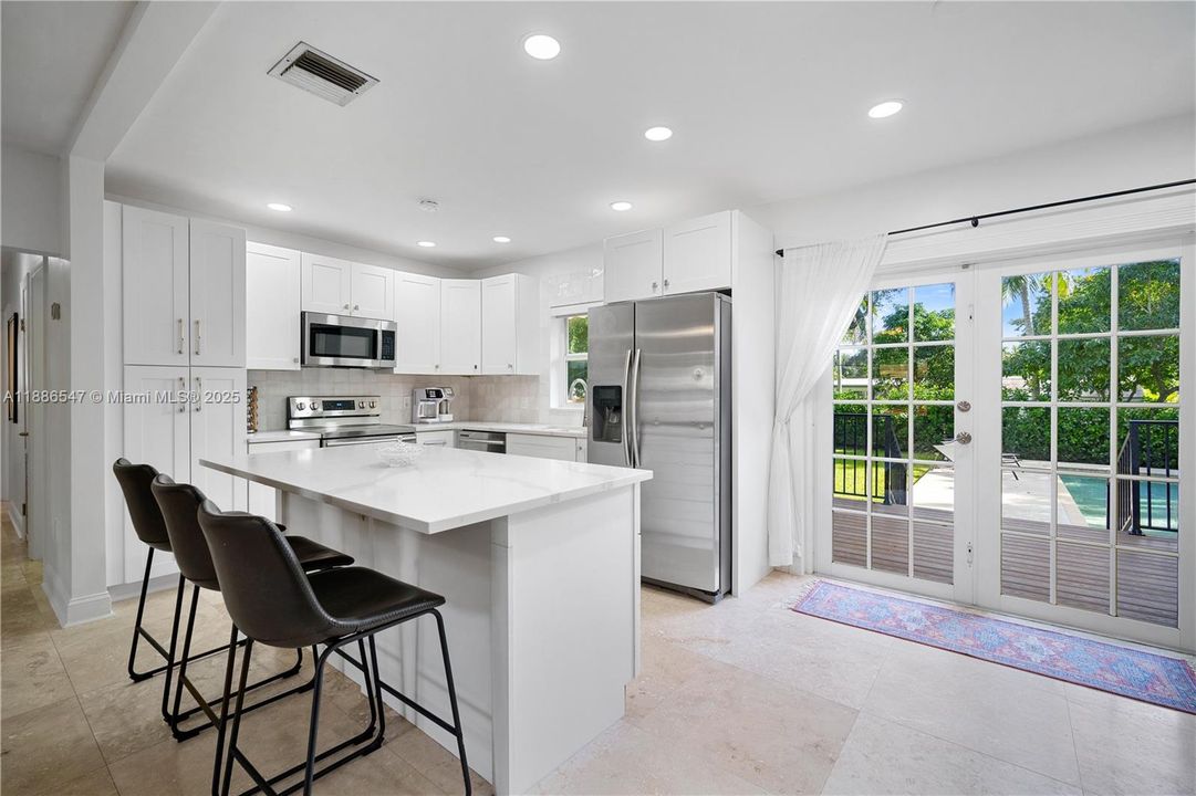 Недавно продано: $799,000 (4 спален, 3 ванн, 2011 Квадратных фут)