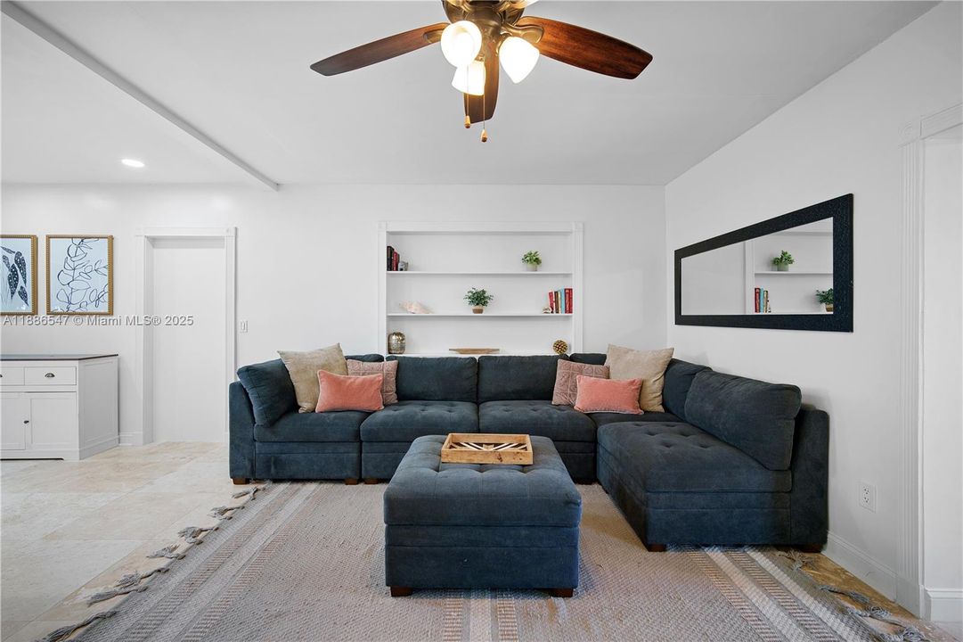 Недавно продано: $799,000 (4 спален, 3 ванн, 2011 Квадратных фут)