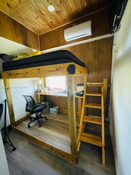 待售: $199,995 (4 贝兹, 2 浴室, 2100 平方英尺)