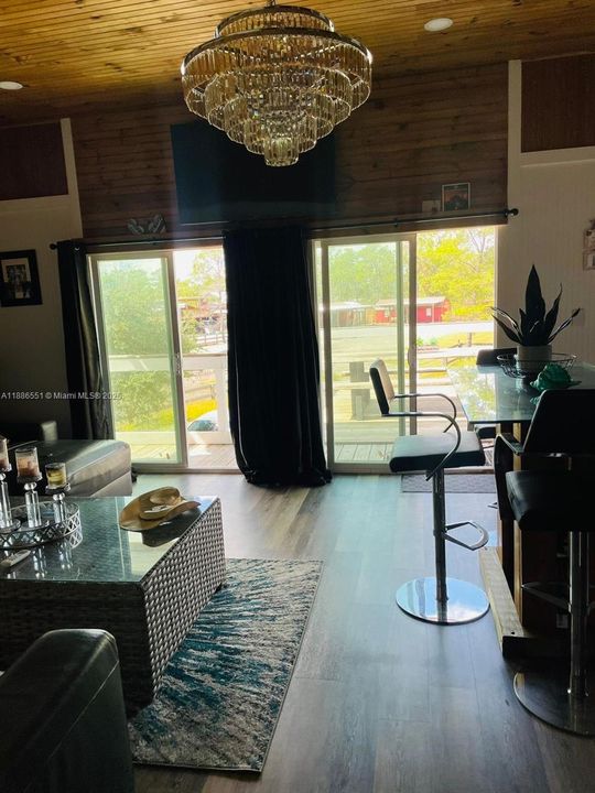 待售: $199,995 (4 贝兹, 2 浴室, 2100 平方英尺)