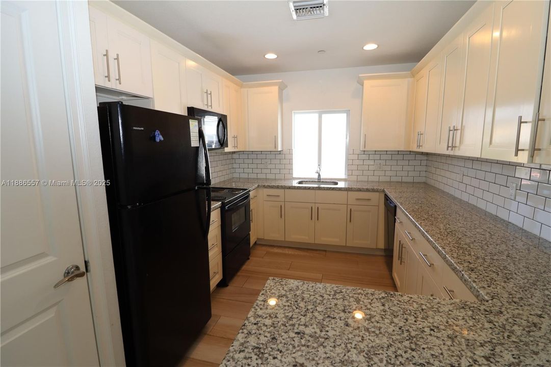 Recently Rented: $3,300 (3 beds, 3 baths, 2500 Square Feet)