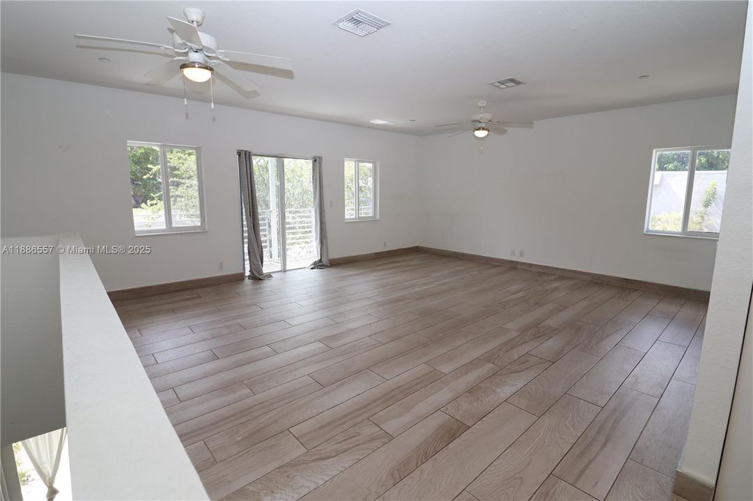 Recently Rented: $3,300 (3 beds, 3 baths, 2500 Square Feet)