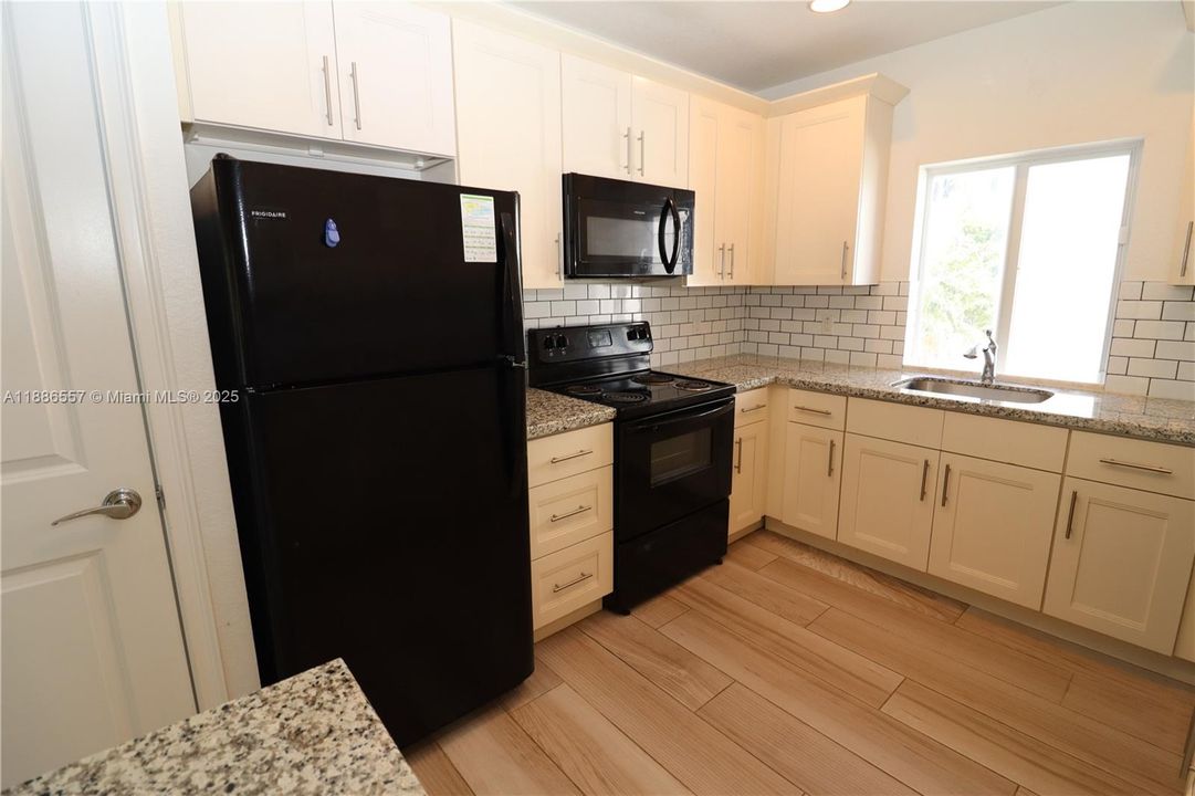 Recently Rented: $3,300 (3 beds, 3 baths, 2500 Square Feet)