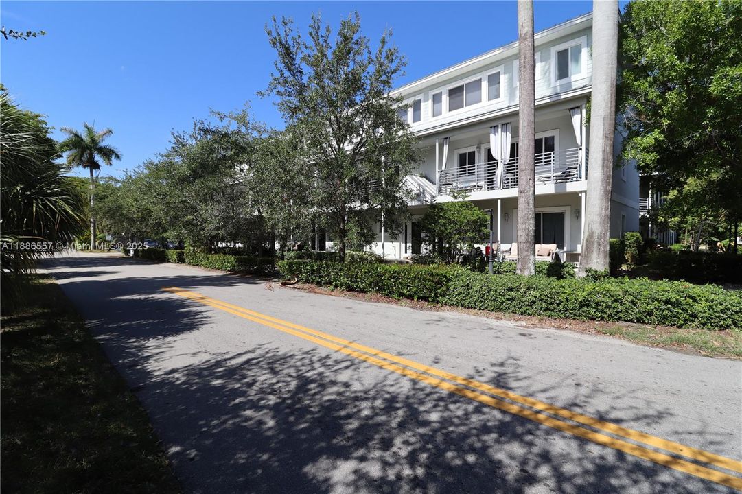 Recently Rented: $3,300 (3 beds, 3 baths, 2500 Square Feet)