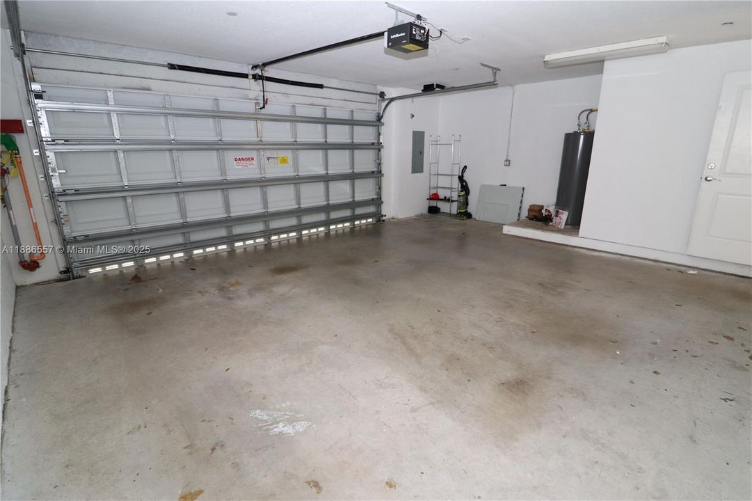 Recently Rented: $3,300 (3 beds, 3 baths, 2500 Square Feet)