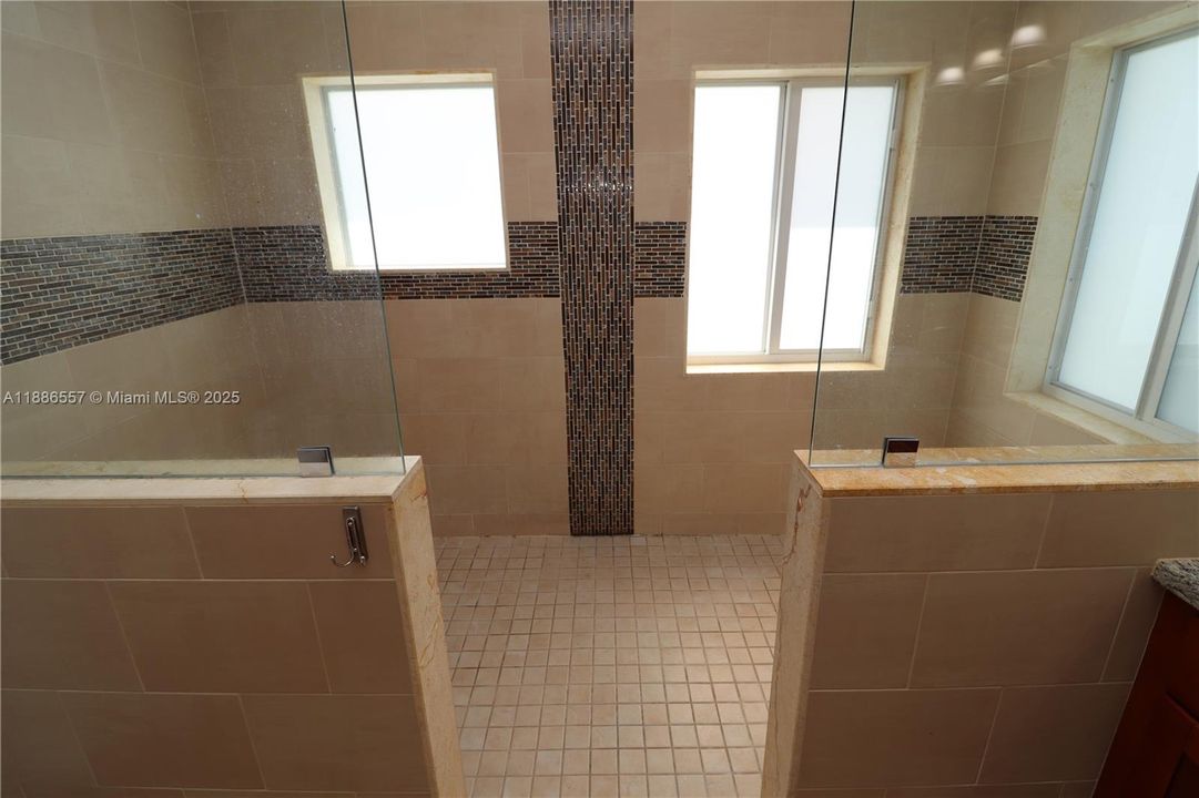 Recently Rented: $3,300 (3 beds, 3 baths, 2500 Square Feet)