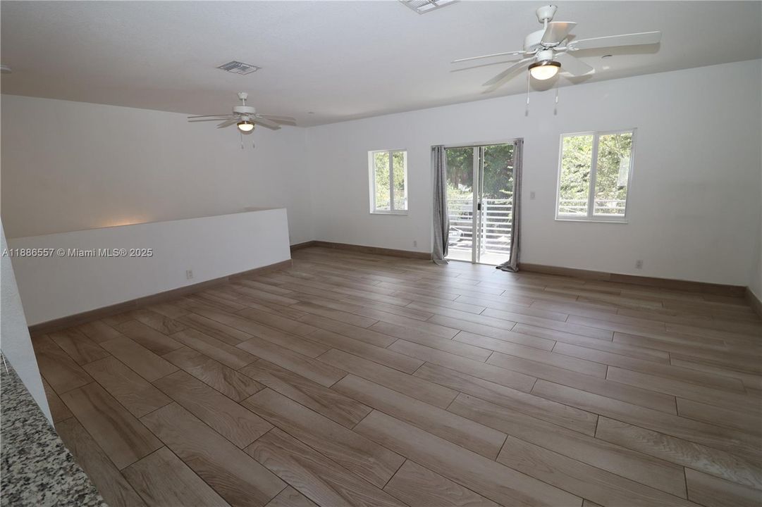 Recently Rented: $3,300 (3 beds, 3 baths, 2500 Square Feet)