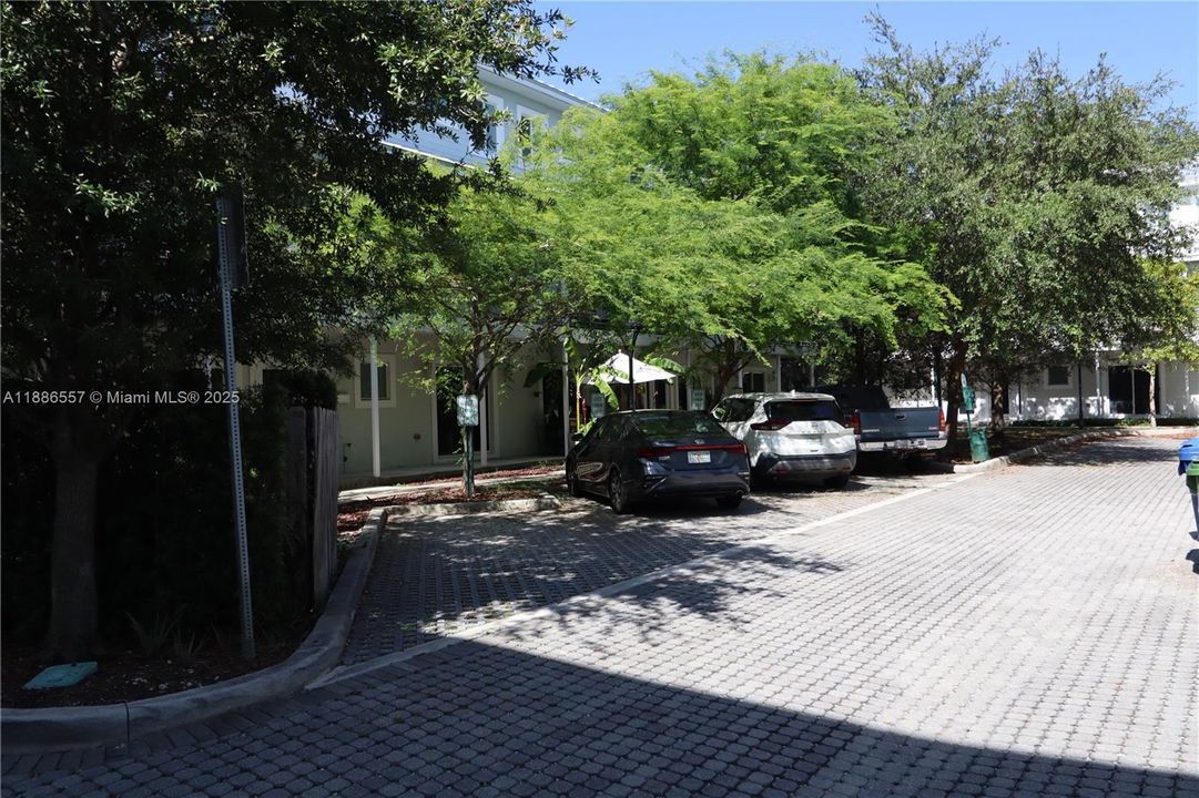 Recently Rented: $3,300 (3 beds, 3 baths, 2500 Square Feet)