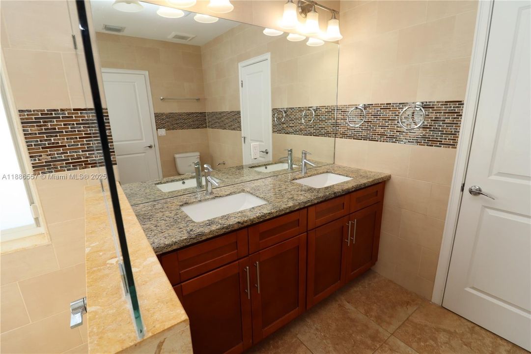 Recently Rented: $3,300 (3 beds, 3 baths, 2500 Square Feet)