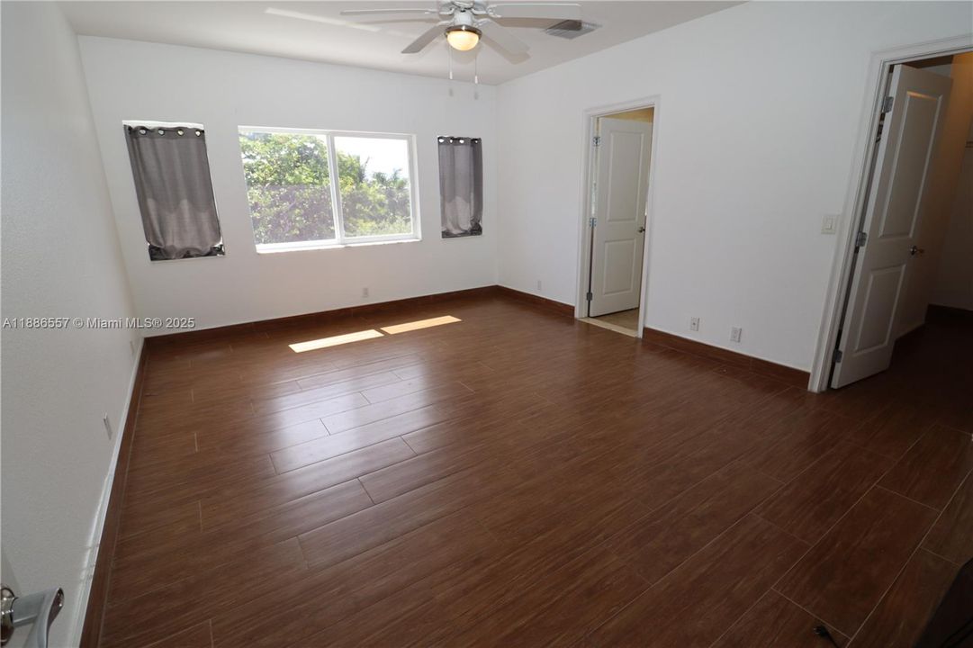 Recently Rented: $3,300 (3 beds, 3 baths, 2500 Square Feet)