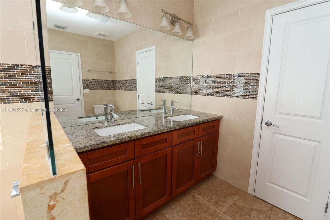 Recently Rented: $3,300 (3 beds, 3 baths, 2500 Square Feet)