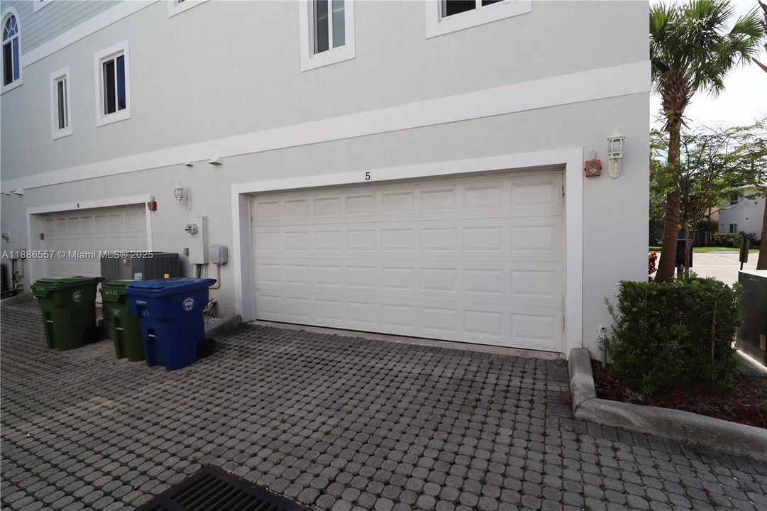 Recently Rented: $3,300 (3 beds, 3 baths, 2500 Square Feet)