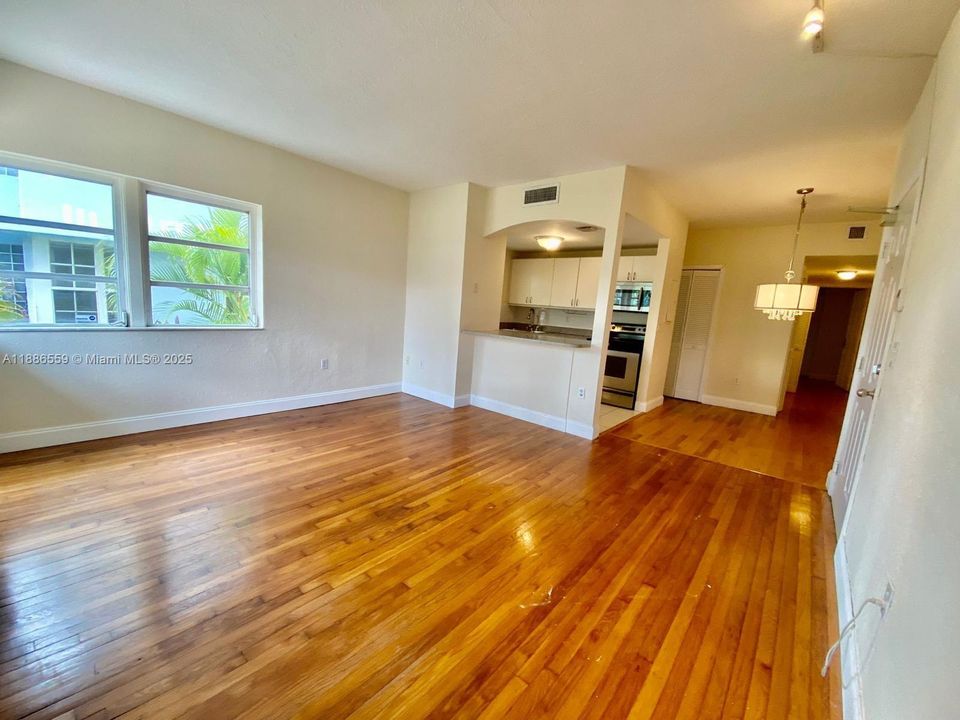 最近售出: $425,000 (2 贝兹, 2 浴室, 900 平方英尺)