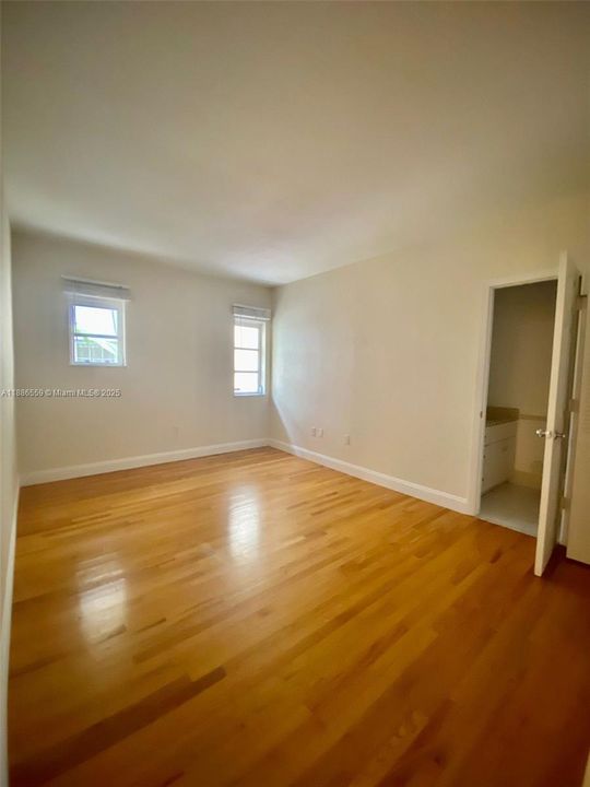 最近售出: $425,000 (2 贝兹, 2 浴室, 900 平方英尺)