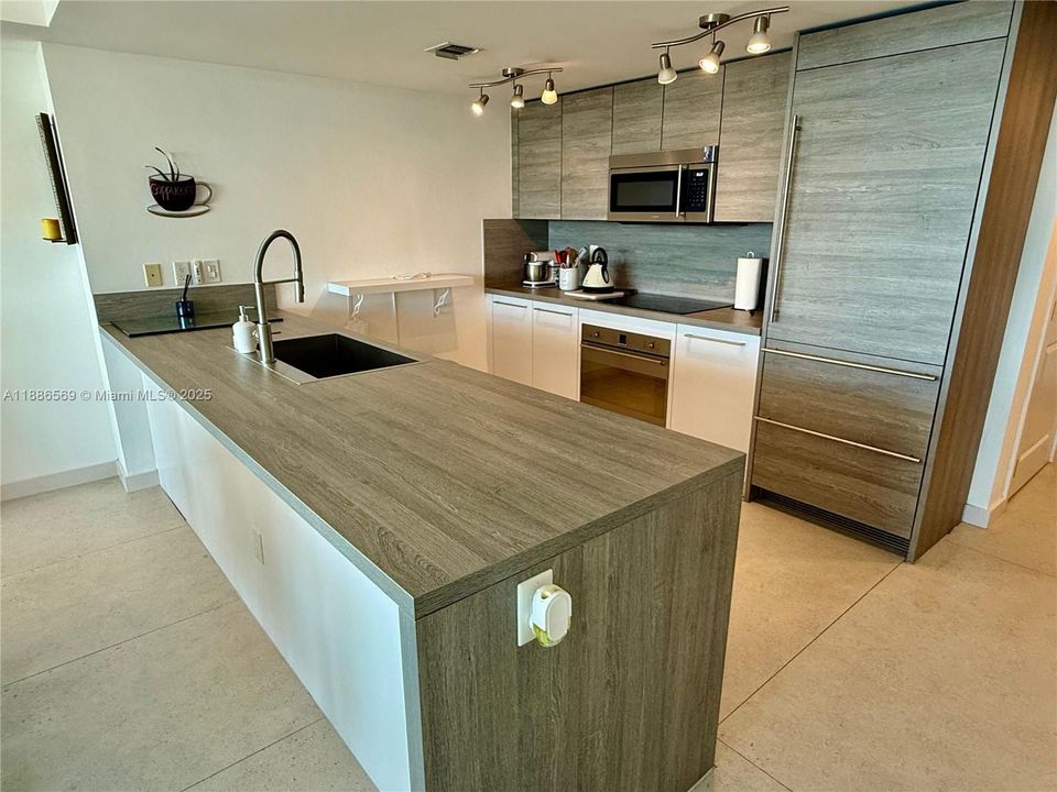 For Sale: $1,150,000 (2 beds, 3 baths, 1753 Square Feet)