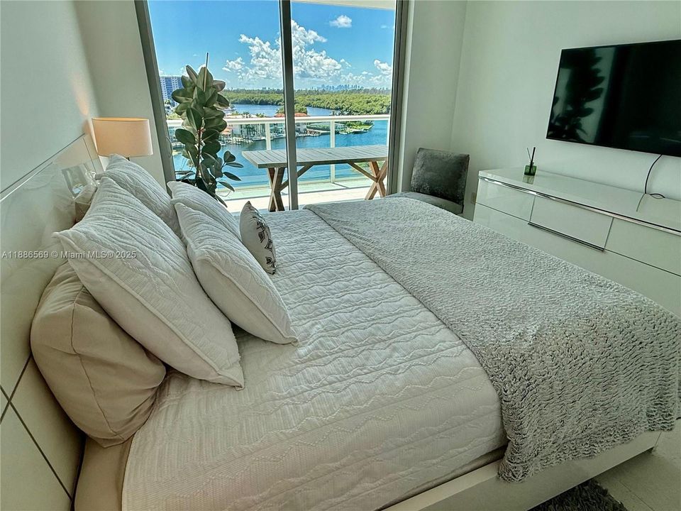 For Sale: $1,150,000 (2 beds, 3 baths, 1753 Square Feet)