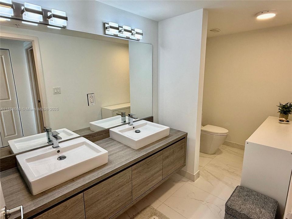 For Sale: $1,150,000 (2 beds, 3 baths, 1753 Square Feet)