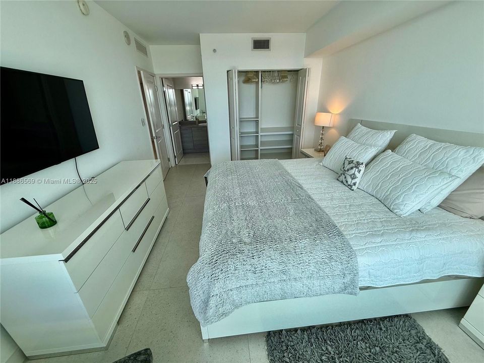 For Sale: $1,150,000 (2 beds, 3 baths, 1753 Square Feet)