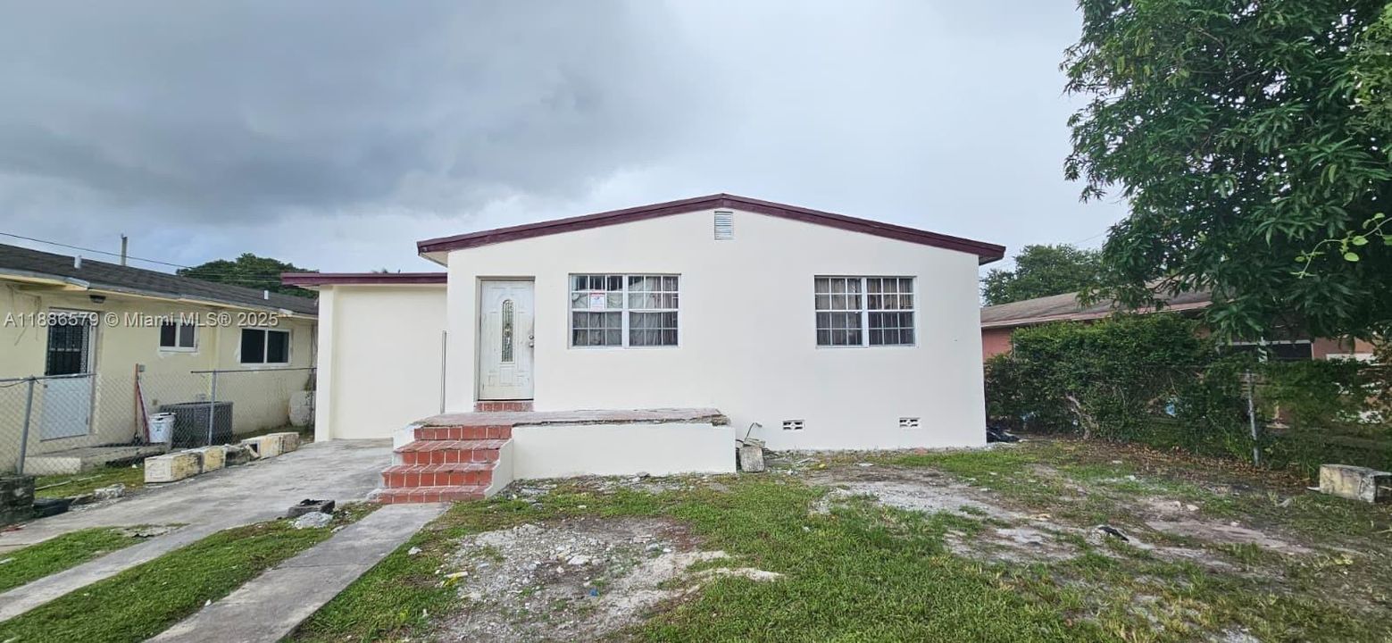 最近售出: $304,900 (2 贝兹, 1 浴室, 828 平方英尺)