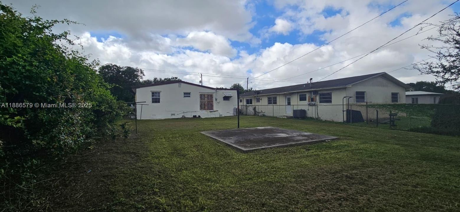 最近售出: $304,900 (2 贝兹, 1 浴室, 828 平方英尺)