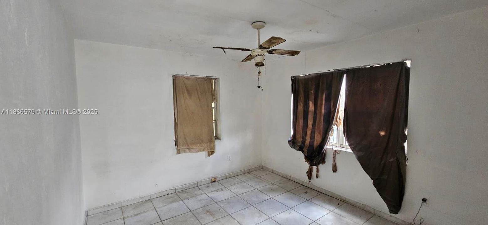 最近售出: $304,900 (2 贝兹, 1 浴室, 828 平方英尺)