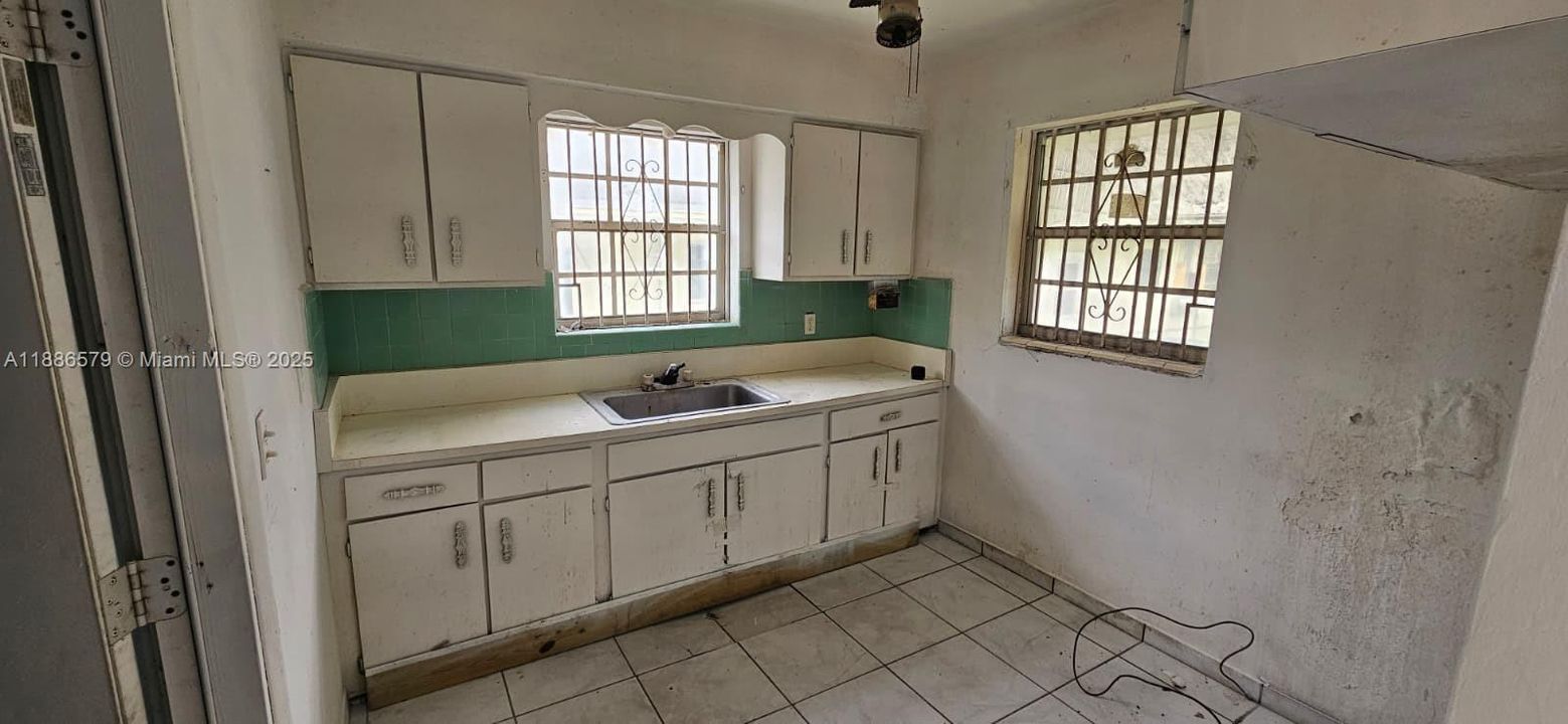 最近售出: $304,900 (2 贝兹, 1 浴室, 828 平方英尺)