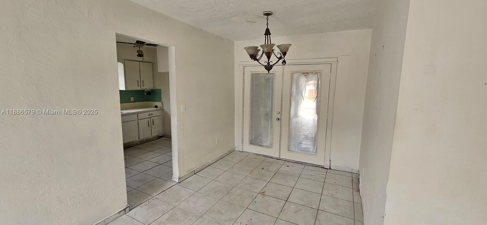 最近售出: $304,900 (2 贝兹, 1 浴室, 828 平方英尺)