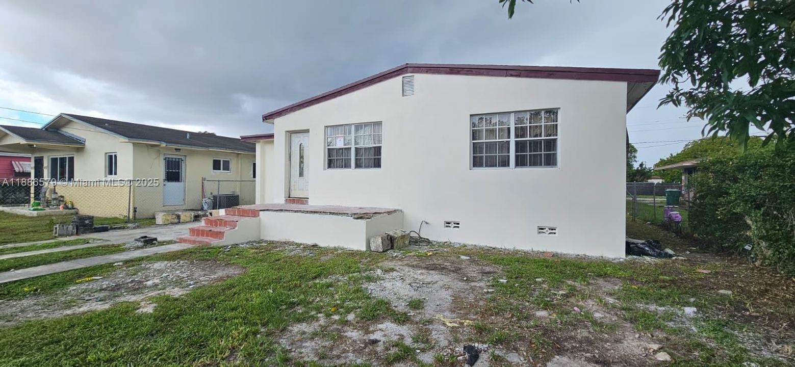 最近售出: $304,900 (2 贝兹, 1 浴室, 828 平方英尺)