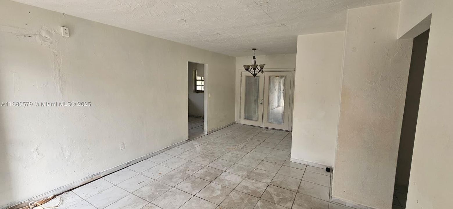 最近售出: $304,900 (2 贝兹, 1 浴室, 828 平方英尺)