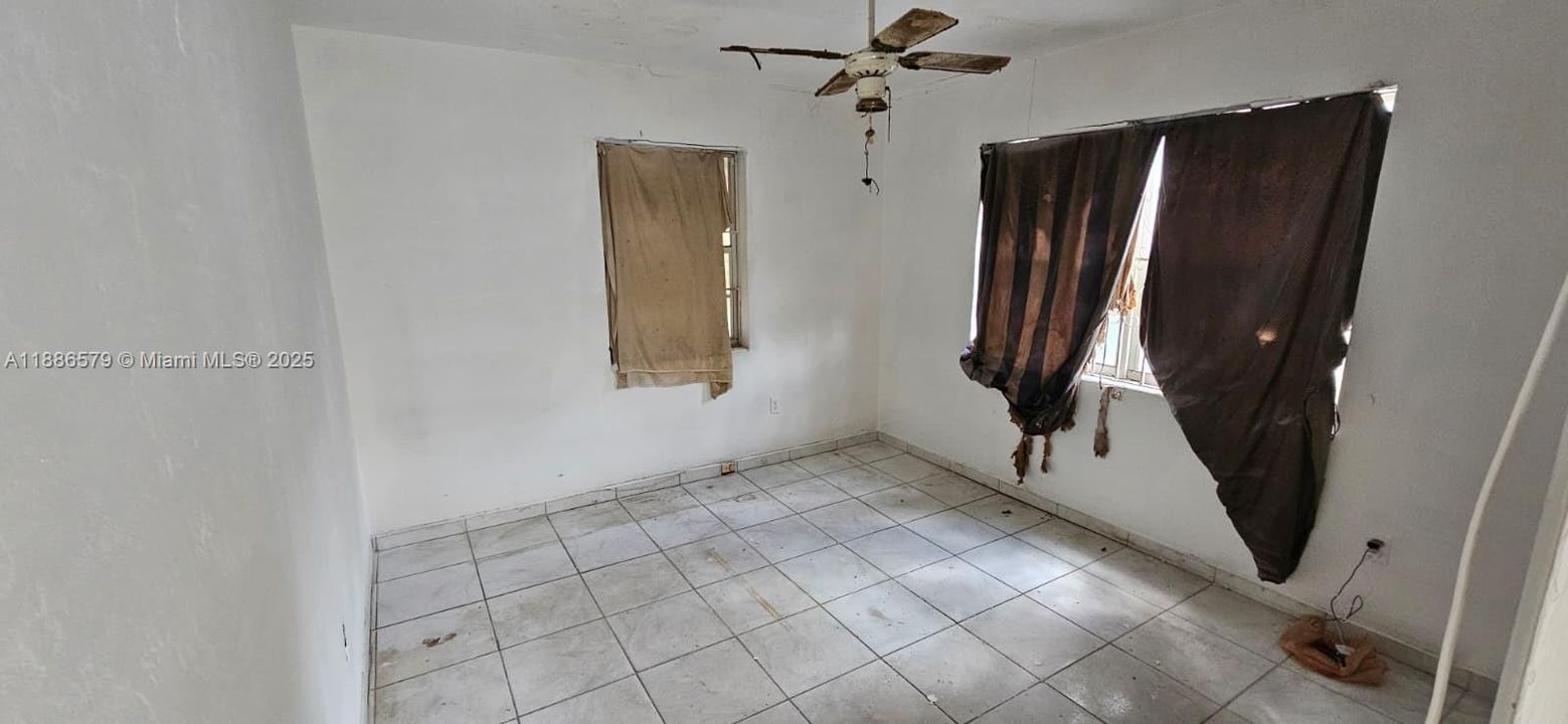 最近售出: $304,900 (2 贝兹, 1 浴室, 828 平方英尺)